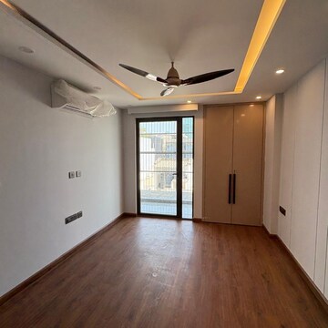 Room in 4 BHK Apartment at Vipul World Floors, Sector 48 – for Rent