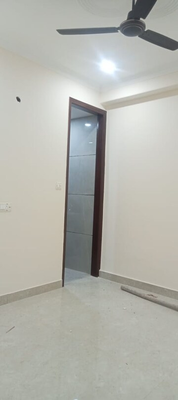 Furnished Amenities in 3 BHK Builder Floor at Panchsheel Vihar – for Rent