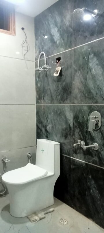 Furnished Amenities in 3 BHK Builder Floor at Panchsheel Vihar – for Rent