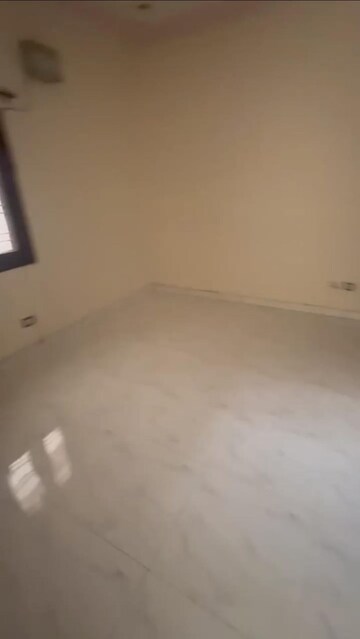 Room in 2 BHK Builder Floor at Sector 40 – for Rent