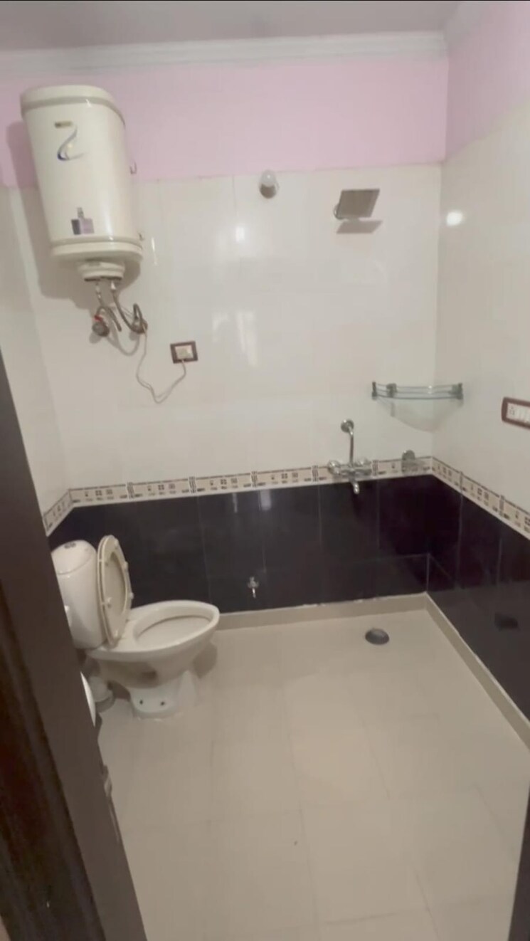 Bathroom, sector 40 2 Bedroom 170 Sq.Yd. Builder Floor In Sector 40 Gurgaon 8326491