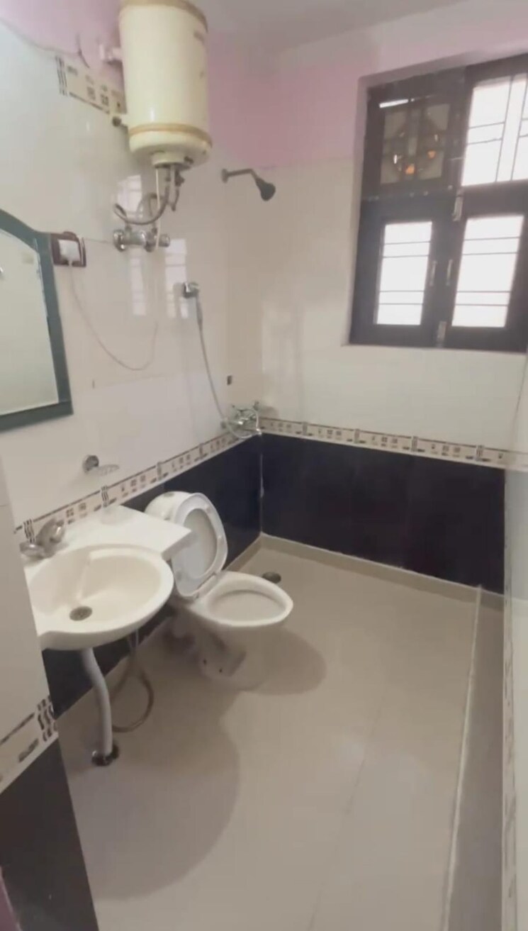 Bathroom, sector 40 2 Bedroom 170 Sq.Yd. Builder Floor In Sector 40 Gurgaon 8326491