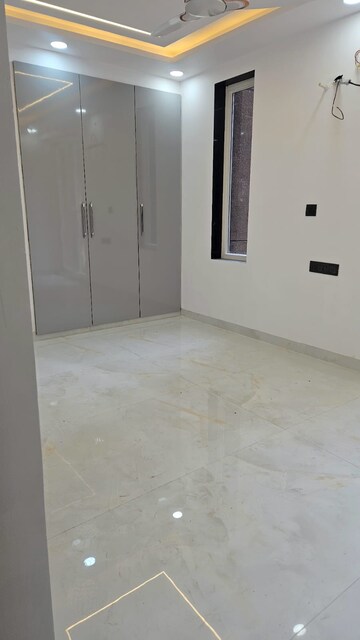Room in 3 BHK Apartment at Sector 3 Dwarka – for Rent