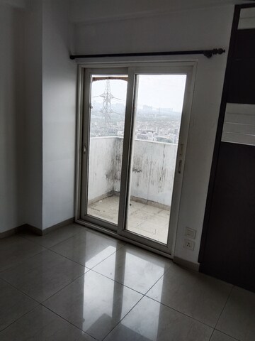 Room in 3 BHK Apartment at Homes 121, Sector 121 – for Rent