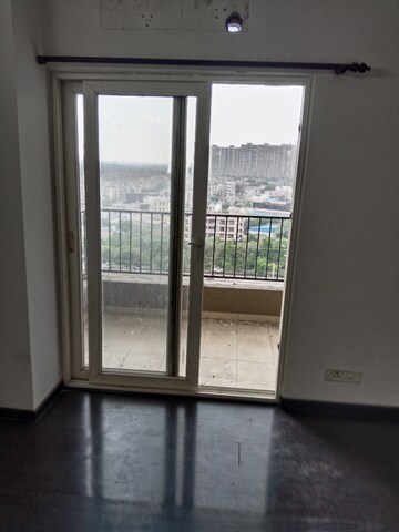 Room in 3 BHK Apartment at Homes 121, Sector 121 – for Rent