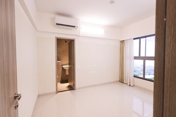 2 BHK Apartment For Sale in Rustomjee Uptown Urbania, Majiwada