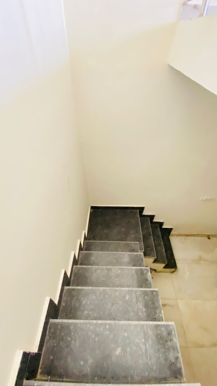 undefined, dlf-hyde-park Commercial Shop 33 Sq.Yd. In South Mullanpur Chandigarh 8327654