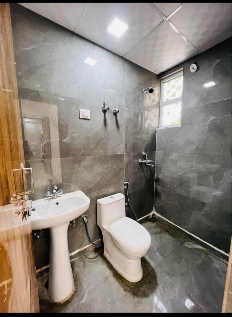 Bathroom, upsidc site b 3 Bedroom 1560 Sq.Ft. Builder Floor In Upsidc Site B Greater Noida 8327999