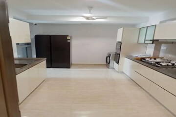 Room in 3 BHK Apartment at Piramal Aranya, Byculla – for Rent