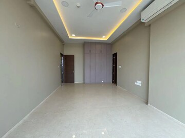 Room in 4 BHK Apartment at Kohinoor Square Altissimo, Dadar West – for Rent