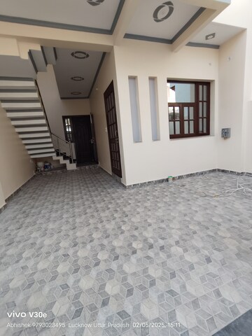 Room in 3 BHK Independent House at Jankipuram Extension – for Sale