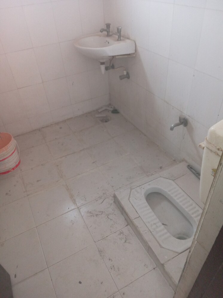 Bathroom, khanpur 2 Bedroom 7500 Sq.Ft. Apartment In Khanpur Delhi 8328905
