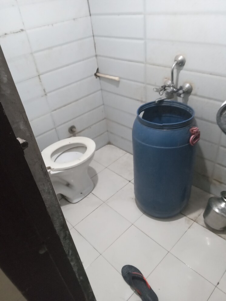 Bathroom, khanpur 1.5 Bedroom 50 Sq.Yd. Apartment In Khanpur Delhi 8328915