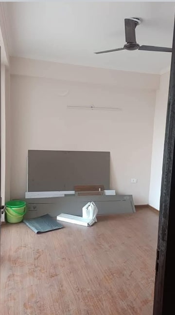 Furnished Amenities in 2 BHK Apartment at Amrapali Golf Homes, Sector 4, Greater Noida – for Rent