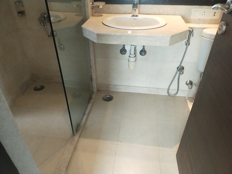 Bathroom, lake-primrose 3 Bedroom 1500 Sq.Ft. Apartment In Powai Mumbai 8328976
