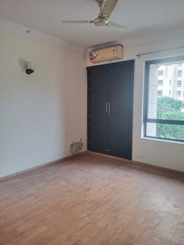Room in 3 BHK Apartment at Unitech Fresco, Sector 50 – for Rent