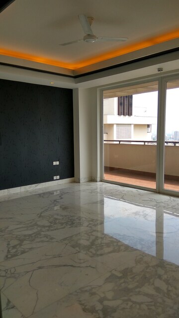 Room in 5 BHK Apartment at Salcon The Verandas, Sector 54 – for Rent