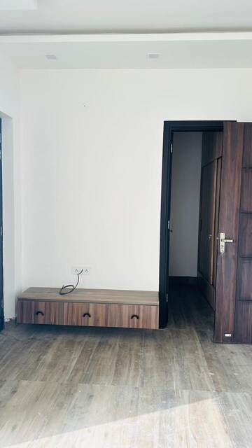 Room in 3 BHK Apartment at Gt Road – for Sale