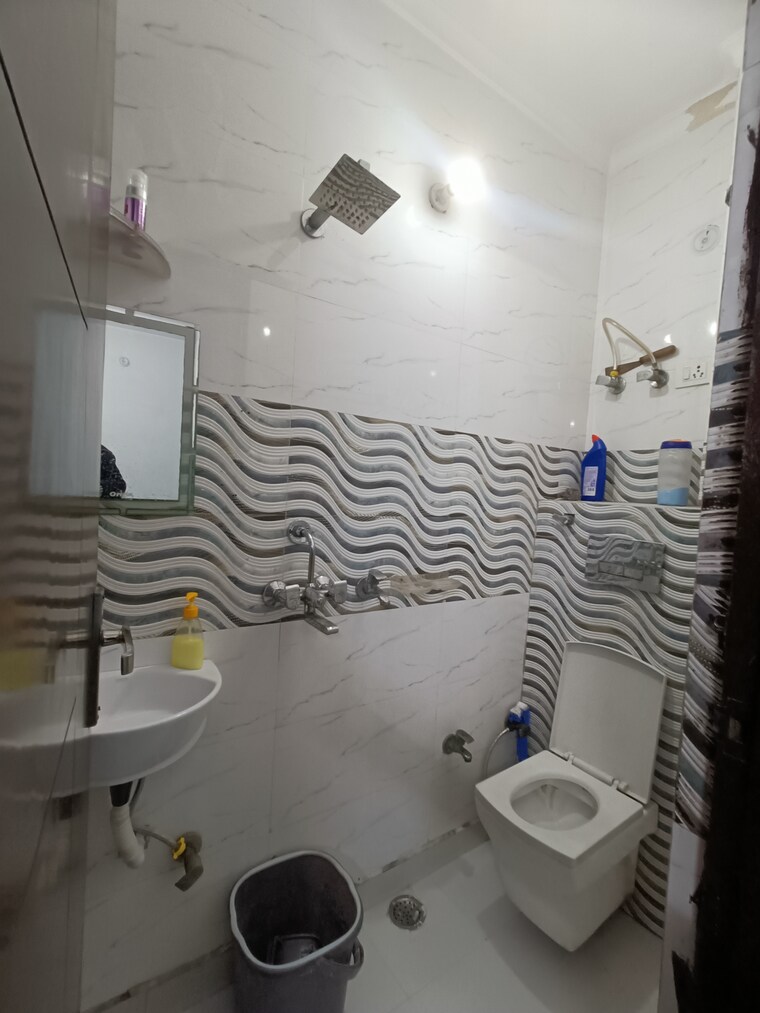 Bathroom, uttam nagar west 3 Bedroom 78 Sq.Yd. Builder Floor In Uttam Nagar West Delhi 8329319