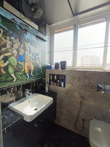 Attached Bathroom in 4 BHK Apartment at Reshma Apartment Santacruz, Santacruz West – for Sale