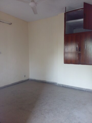 Room in 2 BHK Apartment at Sarita Vihar – for Rent