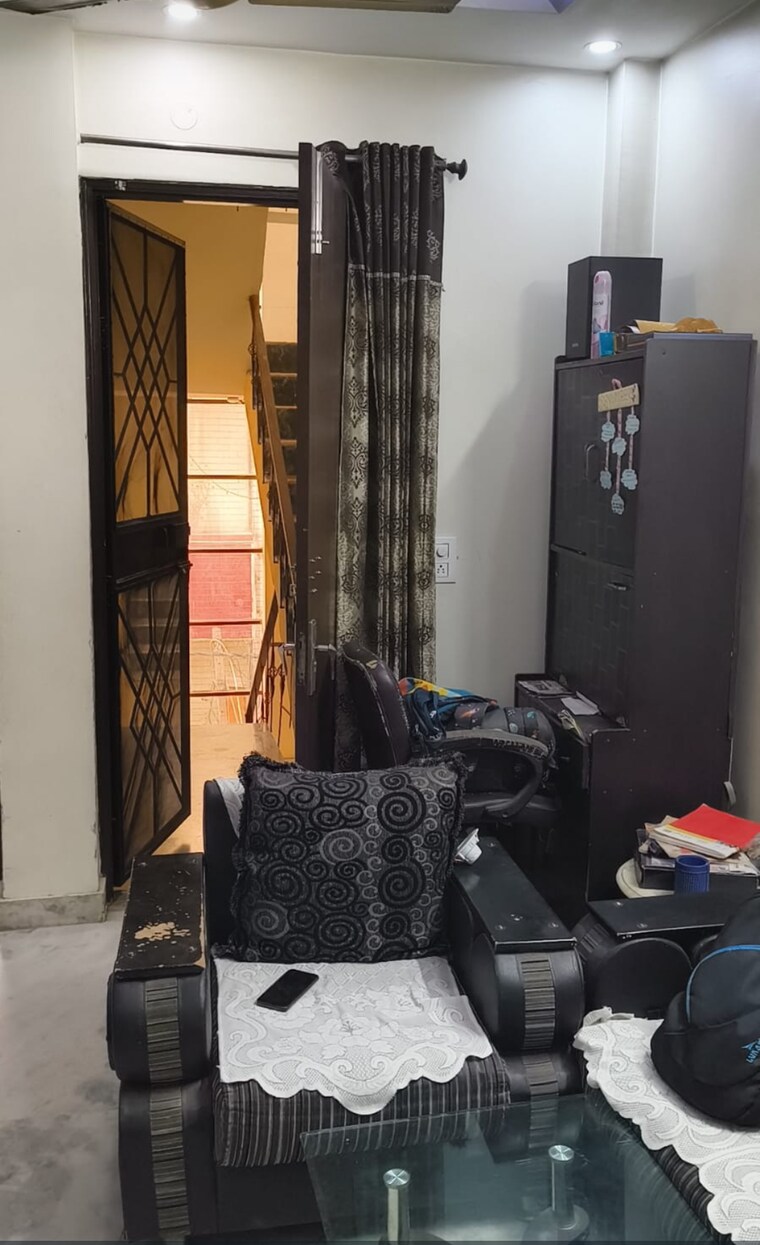 Bedroom, paschim vihar 2 Bedroom 84 Sq.Yd. Builder Floor In Paschim Vihar Delhi 8329498