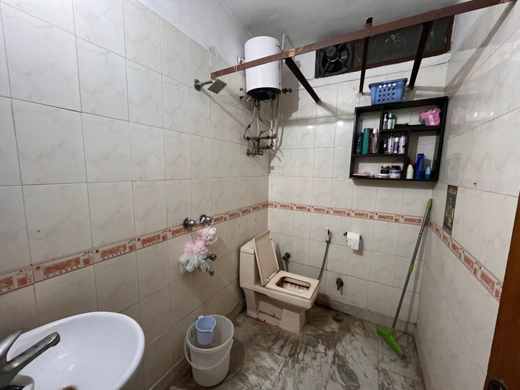 Bathroom, mayur vihar phase iii 3 Bedroom 1550 Sq.Ft. Apartment In Mayur Vihar Phase Iii Delhi 8329564