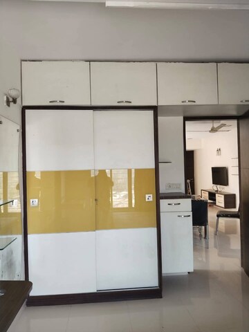 Room in 3 BHK Apartment at Group Seven Rushi Heights, Goregaon East – for Rent