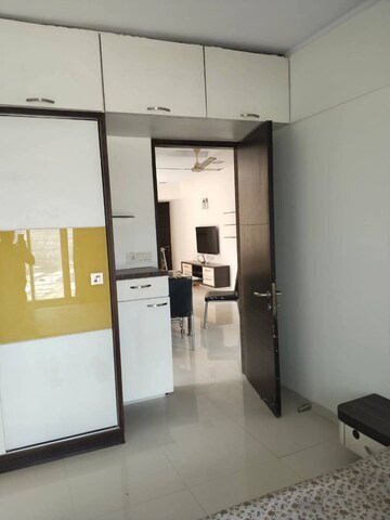 Room in 3 BHK Apartment at Group Seven Rushi Heights, Goregaon East – for Rent