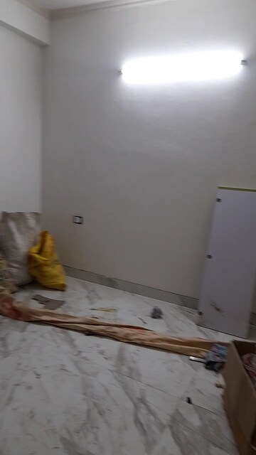 Room in 3.5 BHK Builder Floor at Mayur Vihar Phase 1 – for Rent
