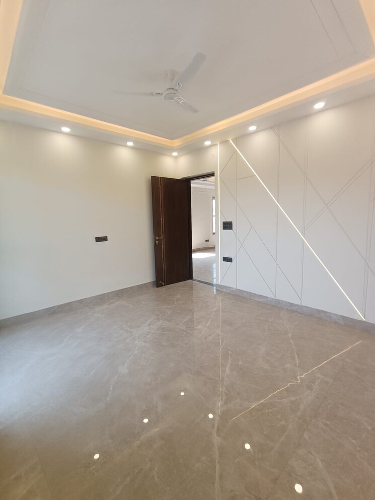 Room, sector 28 3 Bedroom 250 Sq.Yd. Builder Floor In Sector 28 Faridabad 8329869