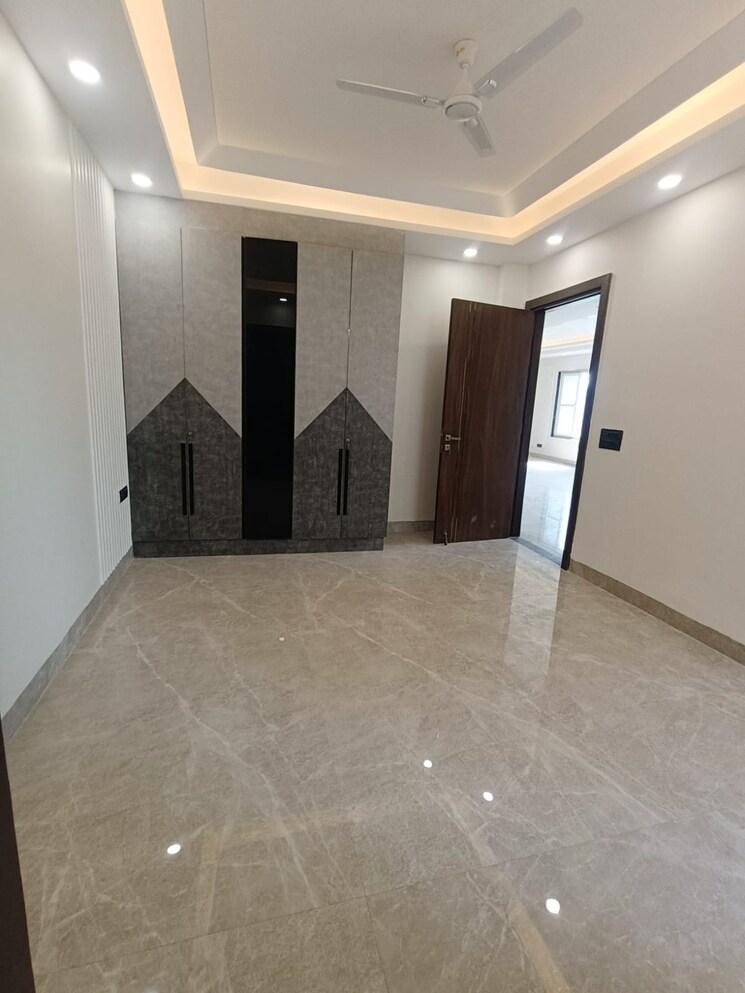 Room, sector 28 3 Bedroom 250 Sq.Yd. Builder Floor In Sector 28 Faridabad 8329869