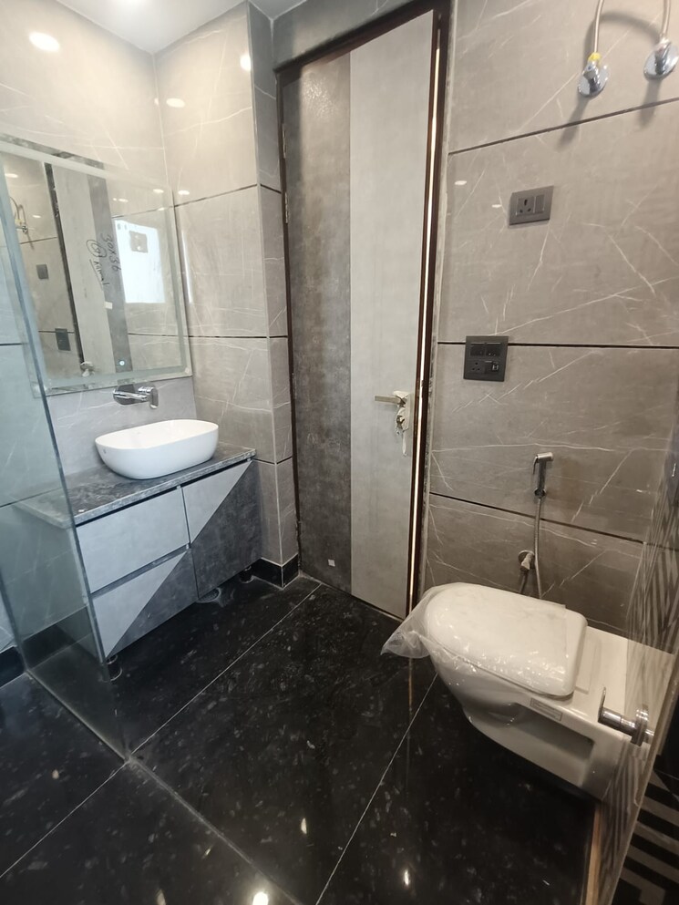 Bathroom, sector 28 3 Bedroom 250 Sq.Yd. Builder Floor In Sector 28 Faridabad 8329869