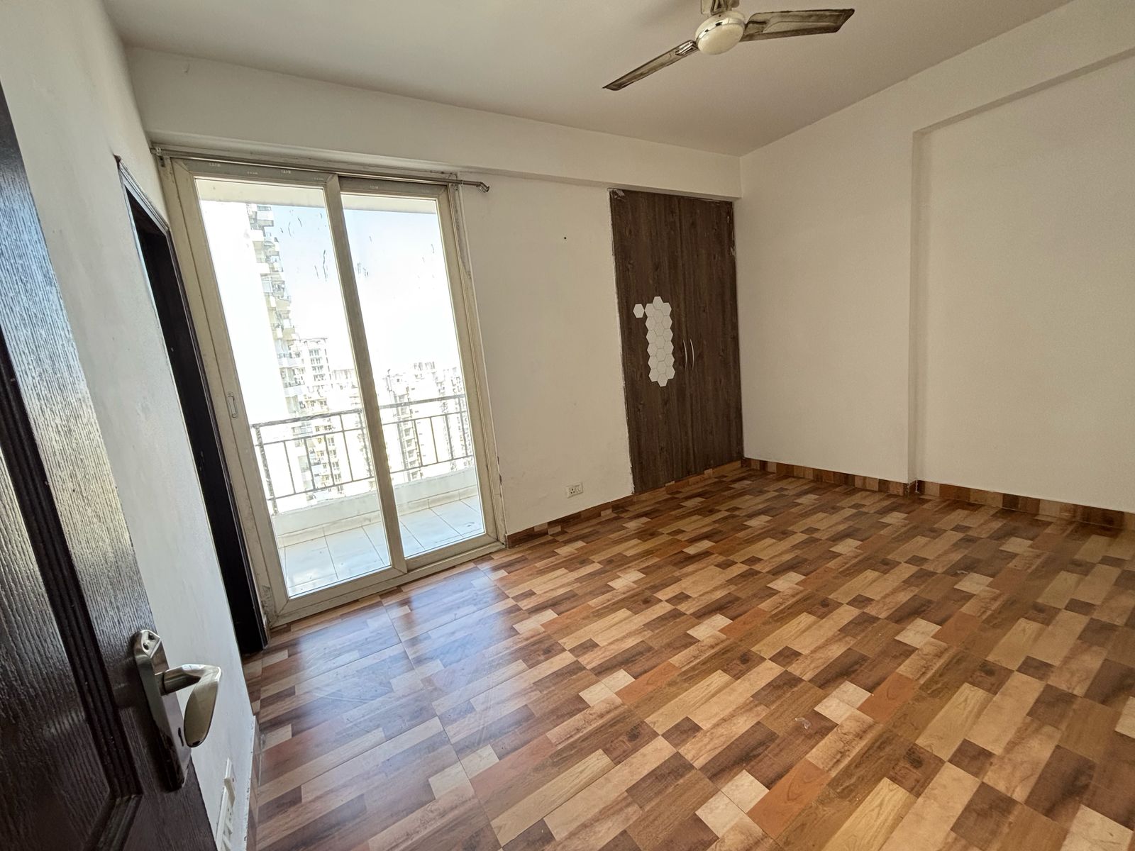 2.5 BHK + Study Room Apartment For Sale in Wall Rock Aishwaryam