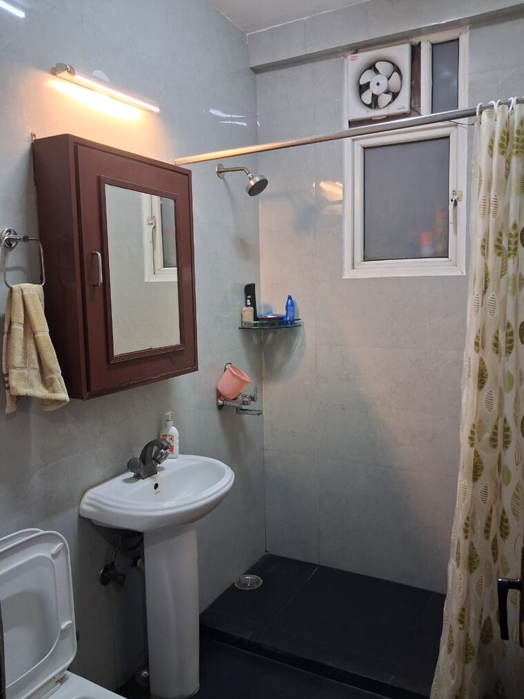 Bathroom, mahagun-maestro 3 Bedroom 1400 Sq.Ft. Apartment In Sector 50 Noida 8330003