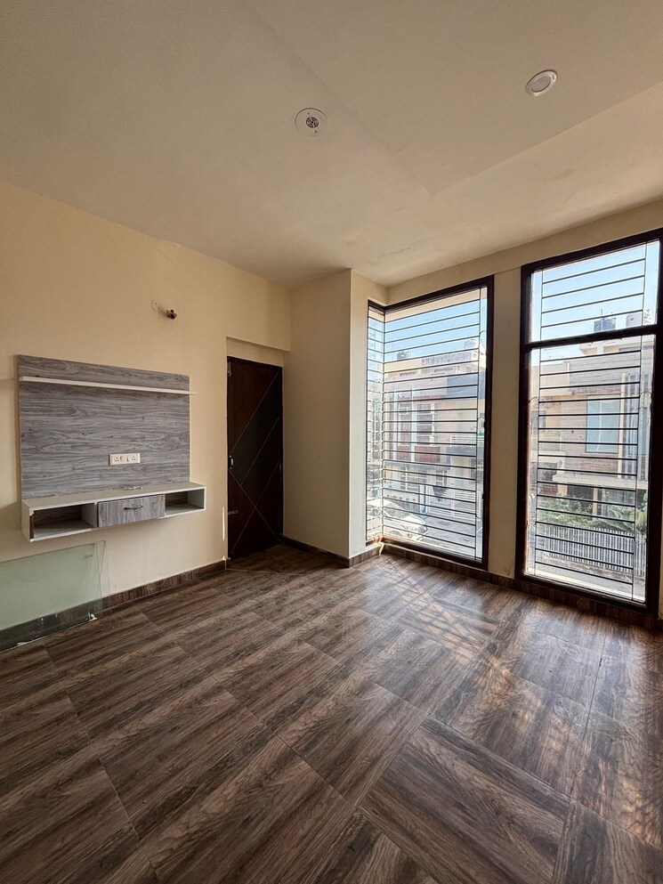 Room, sector 117 3 Bedroom 111 Sq.Yd. Independent House In Sector 117 Mohali 8330070