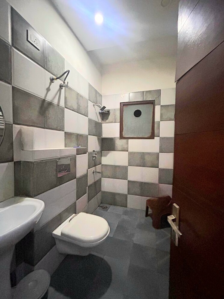 Bathroom, peer mucchalla 3 Bedroom 130 Sq.Yd. Builder Floor In Peer Mucchalla Zirakpur 8330211