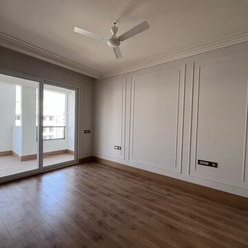 Room in 3.5 BHK Builder Floor at DLF City Phase V, Sector 53 – for Rent