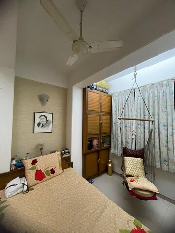 Living Room in 2 BHK Apartment at Vile Parle West – for Rent