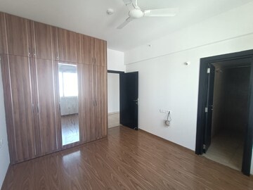 Room in 3 BHK Apartment at Prestige Misty Waters, Hebbal – for Rent