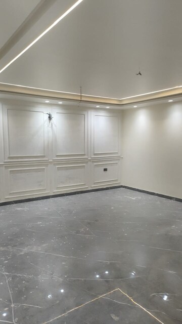 Room in 3 BHK Builder Floor at Sector 43 – for Sale