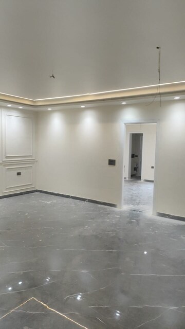 Building Lobby in 3 BHK Builder Floor at Sector 43 – for Sale