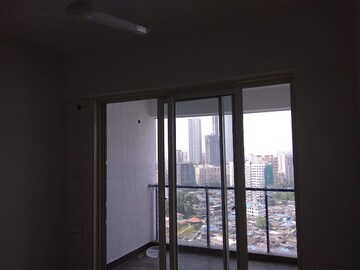 Room in 2 BHK Apartment at JP Decks, Goregaon East – for Rent