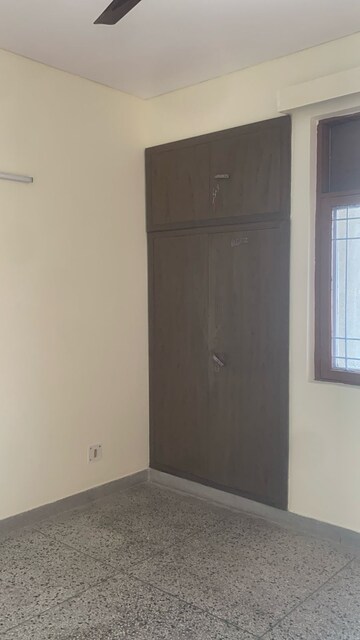 Room in 3 BHK Apartment at Hydel Apartment, Sector 46 – for Rent
