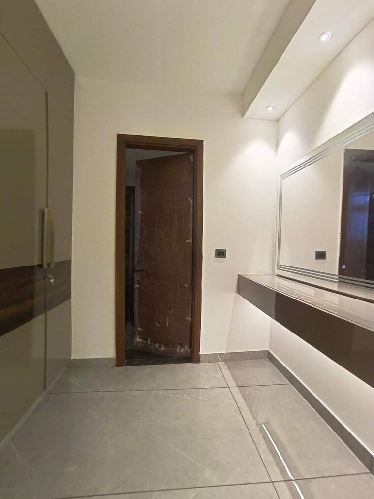 undefined, sector 43 4 Bedroom 290 Sq.Yd. Builder Floor In Sector 43 Faridabad 8330574