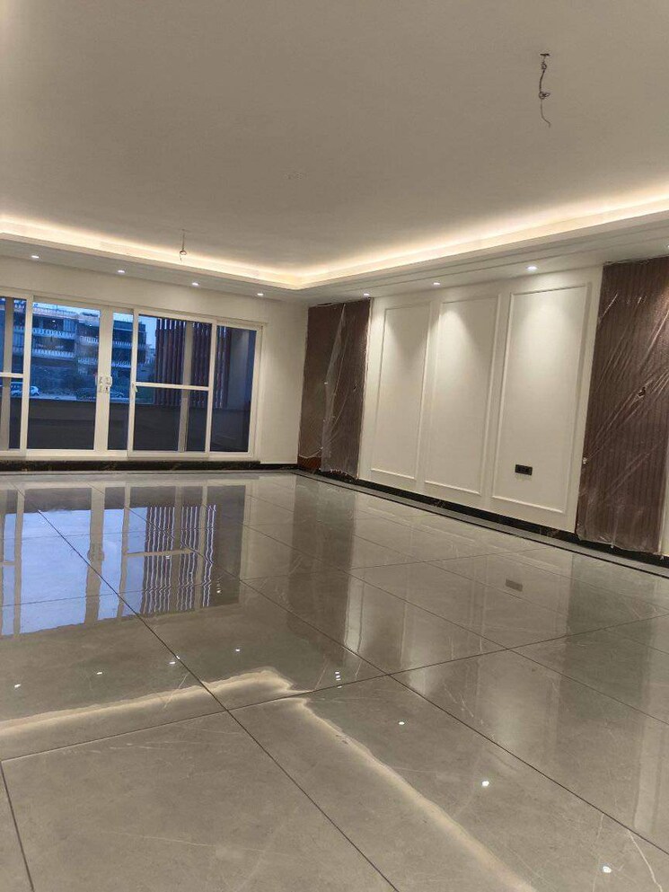 Room, sector 43 4 Bedroom 290 Sq.Yd. Builder Floor In Sector 43 Faridabad 8330574