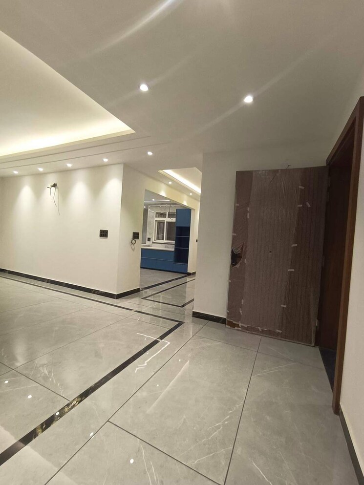 undefined, sector 43 4 Bedroom 290 Sq.Yd. Builder Floor In Sector 43 Faridabad 8330574