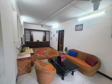 Living Room in 2 BHK Apartment at Vile Parle West – for Rent