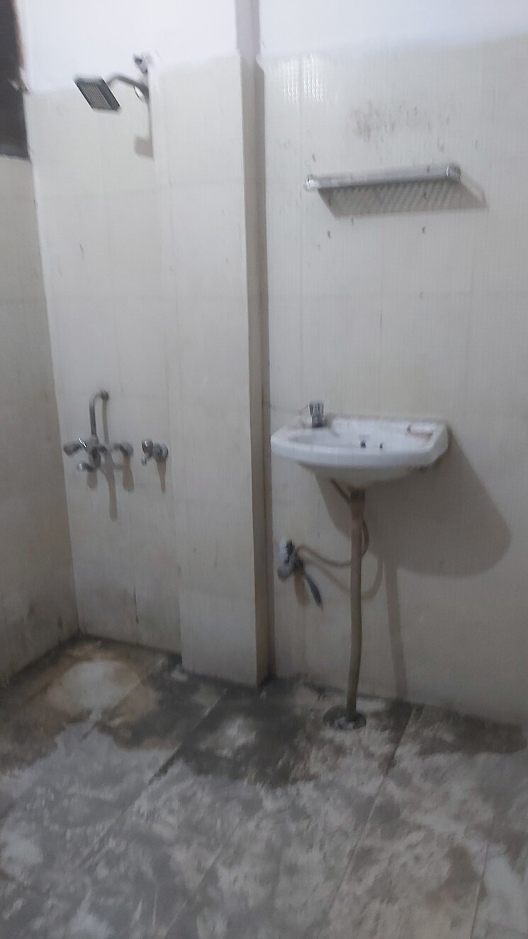 Bathroom, pandav nagar 3 Bedroom 850 Sq.Ft. Builder Floor In Pandav Nagar Delhi 8330824