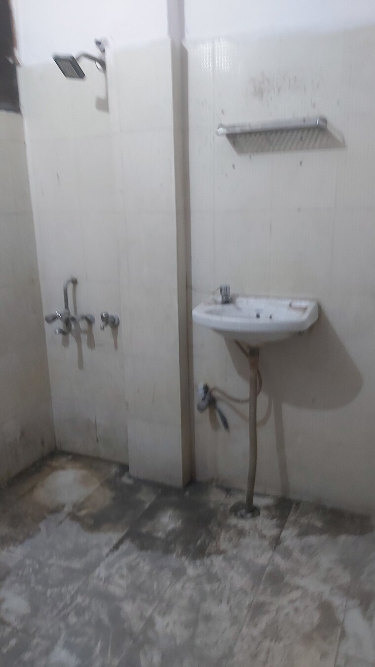 Bathroom, pandav nagar 3 Bedroom 850 Sq.Ft. Builder Floor In Pandav Nagar Delhi 8330824